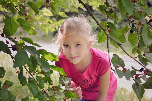 holčička u ovocného stromu